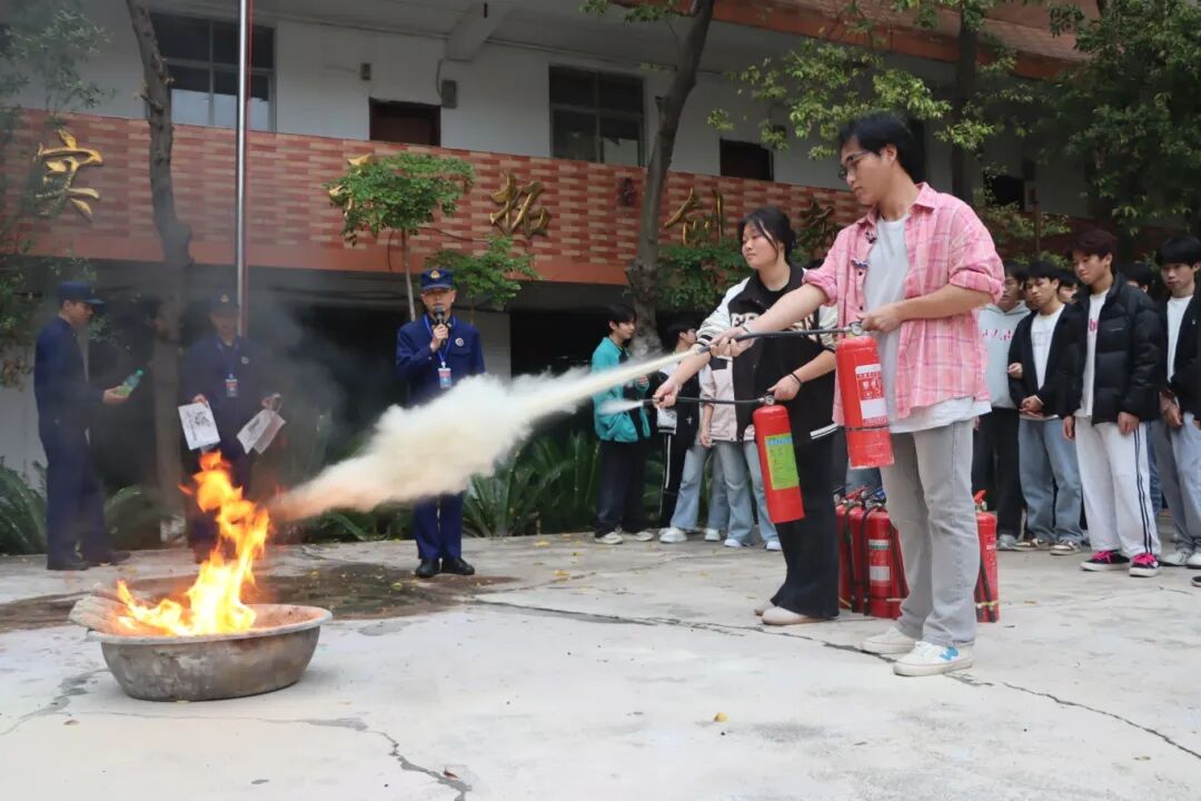 �������� ����δ��ȼ��������У��չУ԰����Ӧ����ɢ����